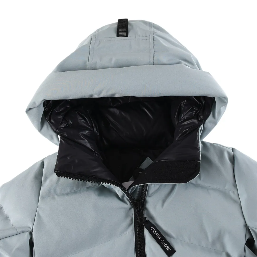P880 High-end CANADA. GOOSE/Canada Goose Merritt mid-length women's parka down jacket. The top original replica version refers to the highest version in China (there is no one). The products produced by S factory must be high-quality (feel free to compare, if there are better products than mine, you can buy the clothes for free) 1⃣️Top replica: Made of 18-count polyester-cotton blended fabric imported from South Korea (genuine synchronous fabric), national standard 90 Guangdong Inspection white duck down, top original goose analysis We use custom-dyed embroidery thread to truly achieve a 100% reproduction of the trademark, ensuring that the embroidery thread is exactly the same as ZP, with zero color difference and full map letters, and 100% true to version reproduction! (We can guarantee that no one in our industry is more attentive and professional than us!) Analysis 3 (fabric): As we all know, the Canada Goose ZP fabric in previous years was a 21-count polyester-cotton washed, calendered and brushed fabric that was relatively hard. Last year and this year, dozens of authentic products purchased were all made of 18-count pure cotton fabrics, and we finally decided to use 18-count polyester cotton! (ZP synchronized fabric) Analysis 4 (Accessories): Domestic exclusive version of Velcro, one to one Y-shaped double hook original Velcro, YKK zipper, exclusive original workmanship of washed threaded down jacket!